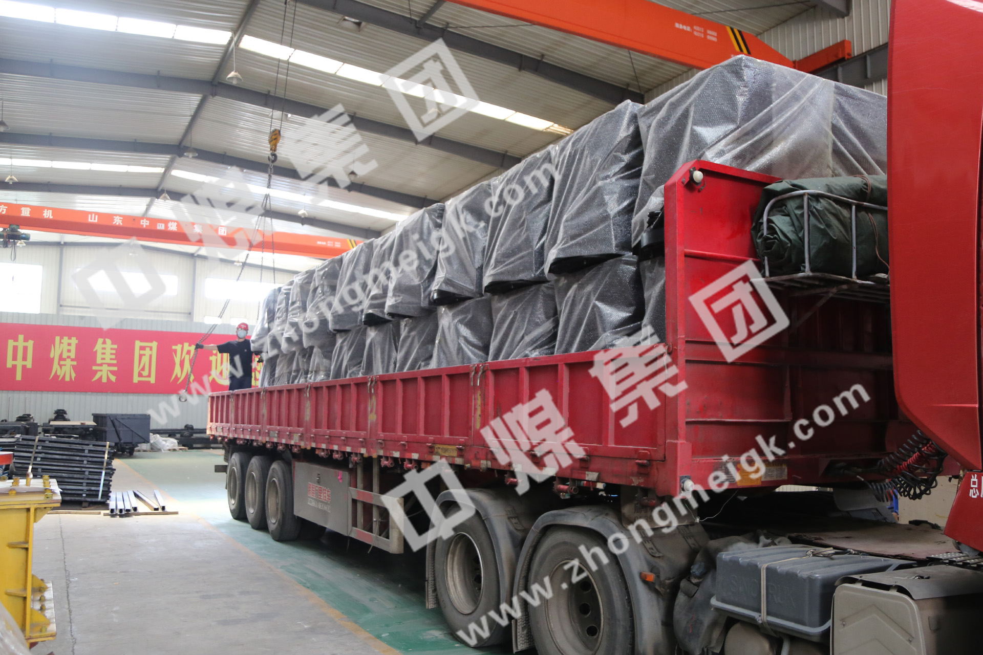 中煤集團(tuán)一批翻斗式礦車發(fā)往青島港